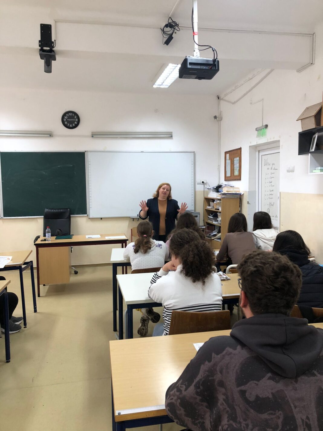 Elevi de liceu la un atelier de orientare vocațională, într-o sală de clasă