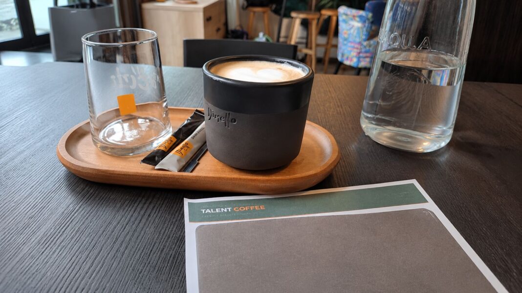 cafenea cu cafea și fișă Talent Coffee pentru claritate profesională