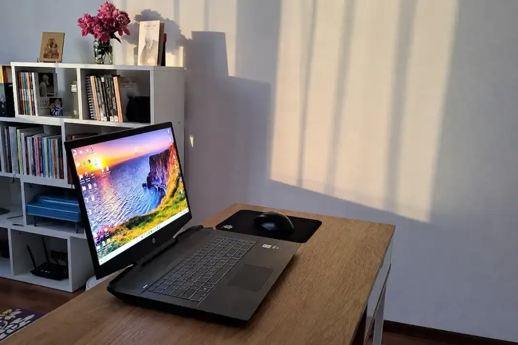 Birou gol cu laptop deschis — nu știu să vorbesc despre mine